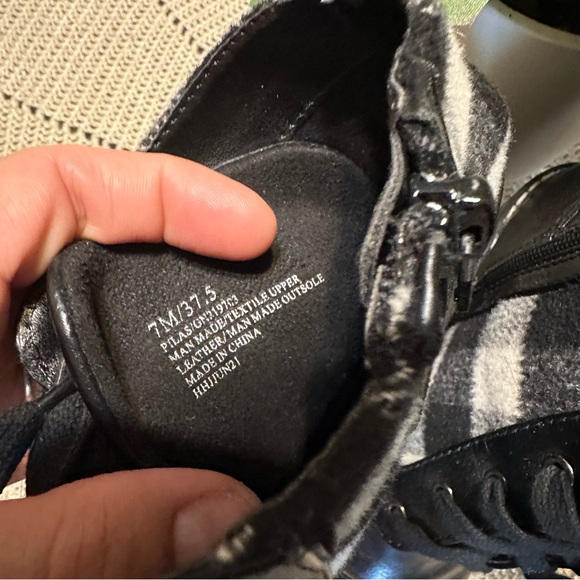 Like new woman’s combat boots - Picture 4 of 6